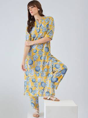 Women Floral Printed Regular Kurta with Trousers 1