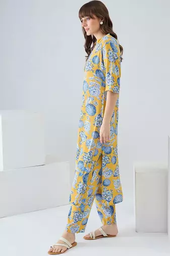 Women Floral Printed Regular Kurta with Trousers
