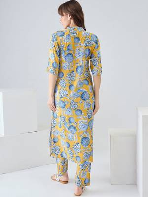 Women Floral Printed Regular Kurta with Trousers 4