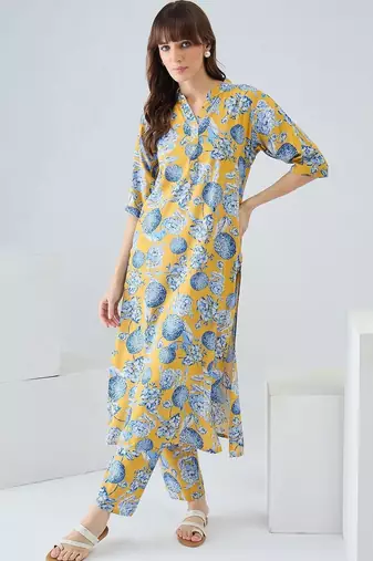 Women Floral Printed Regular Kurta with Trousers