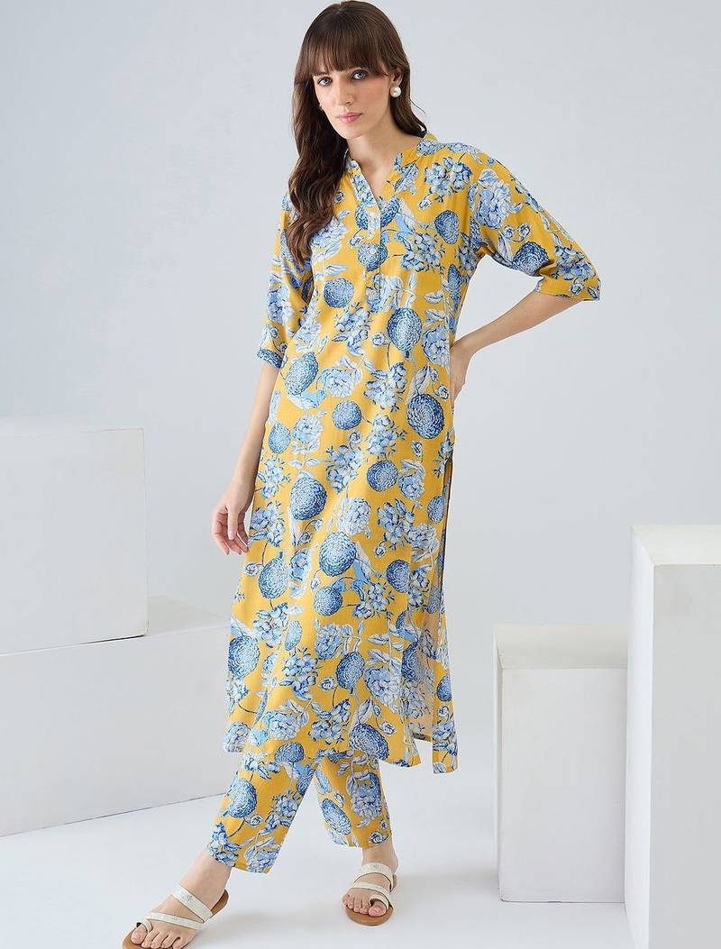 Women Floral Printed Regular Kurta with Trousers