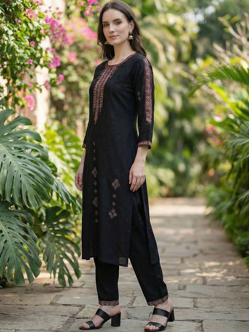 Women Ethnic Motifs Embroidered Regular Thread Work Kurta with Trousers