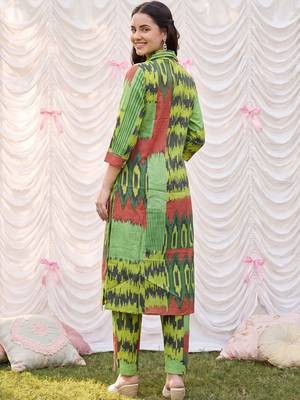 Women Printed Regular Pure Cotton Kurta with Trousers 4