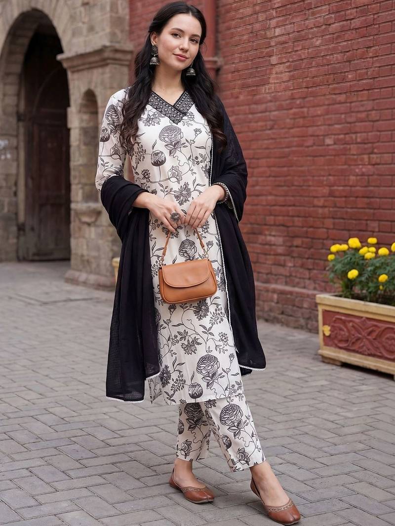 Women Floral Printed Regular Thread Work Pure Cotton Kurta with Trousers & With Dupatta