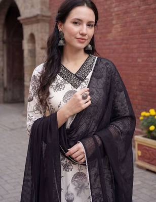 Women Floral Printed Regular Thread Work Pure Cotton Kurta with Trousers & With Dupatta 2