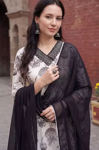 Women Floral Printed Regular Thread Work Pure Cotton Kurta with Trousers & With Dupatta