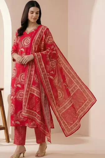 Women Floral Printed Regular Chanderi Silk Kurta with Trousers & With Dupatta
