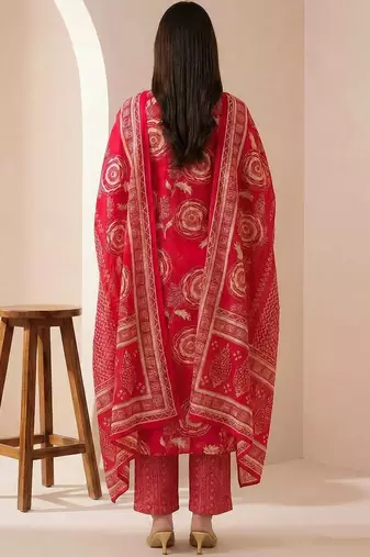 Women Floral Printed Regular Chanderi Silk Kurta with Trousers & With Dupatta