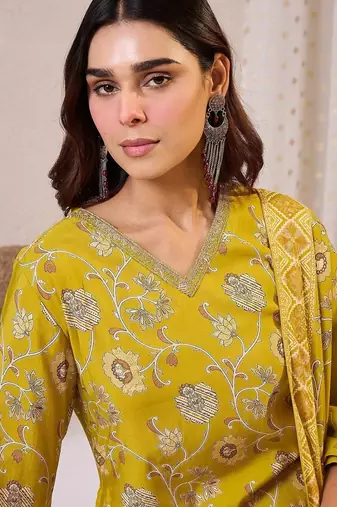 Women Floral Printed Regular Chanderi Silk Kurta with Trousers & With Dupatta