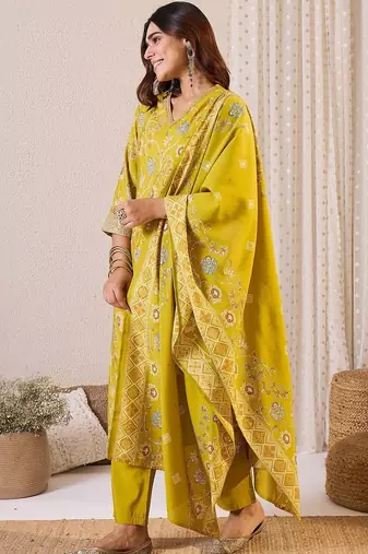 Women Floral Printed Regular Chanderi Silk Kurta with Trousers & With Dupatta