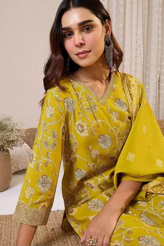 Women Floral Printed Regular Chanderi Silk Kurta with Trousers & With Dupatta