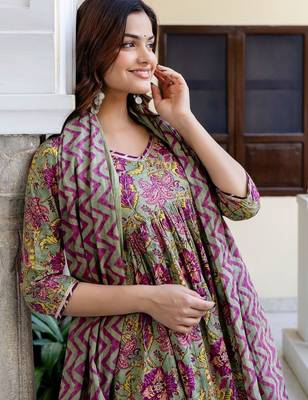 Women Floral Printed Empire Pure Cotton Kurta with Trousers & With Dupatta 3