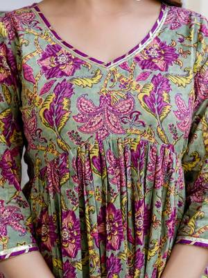 Women Floral Printed Empire Pure Cotton Kurta with Trousers & With Dupatta 4