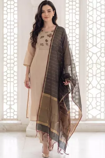 Women Ethnic Motifs Embroidered Regular Thread Work Kurta with Trousers & With Dupatta