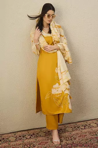Women Floral Embroidered Regular Beads and Stones Kurta with Trousers & With Dupatta