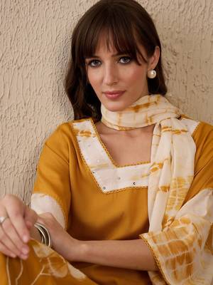 Women Floral Embroidered Regular Beads and Stones Kurta with Trousers & With Dupatta 2