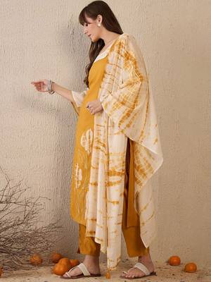 Women Floral Embroidered Regular Beads and Stones Kurta with Trousers & With Dupatta 4