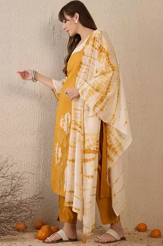 Women Floral Embroidered Regular Beads and Stones Kurta with Trousers & With Dupatta