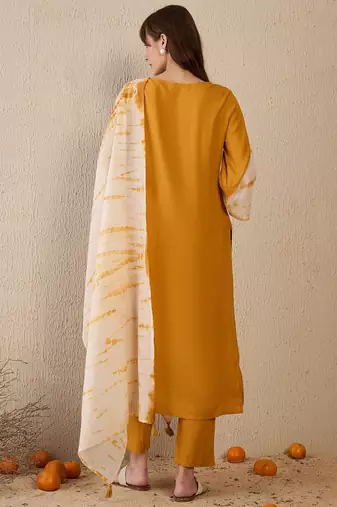 Women Floral Embroidered Regular Beads and Stones Kurta with Trousers & With Dupatta