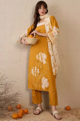 Women Floral Embroidered Regular Beads and Stones Kurta with Trousers & With Dupatta