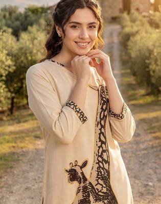 Women Animal Printed Regular Kurta with Trousers 2