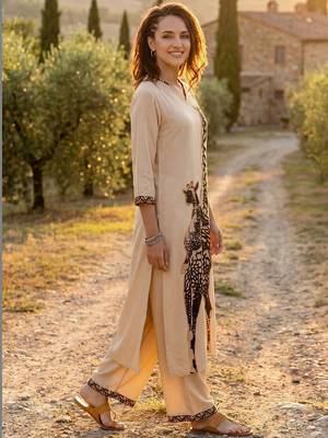 Women Animal Printed Regular Kurta with Trousers 3