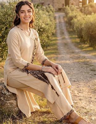 Women Animal Printed Regular Kurta with Trousers 5