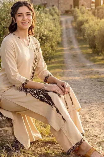 Women Animal Printed Regular Kurta with Trousers