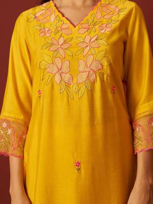 Women Floral Woven Design Kurta with Trousers & Dupatta 4
