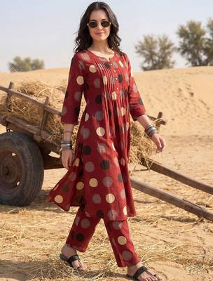 Women Printed Pleated Pure Cotton Kurta with Trousers 3