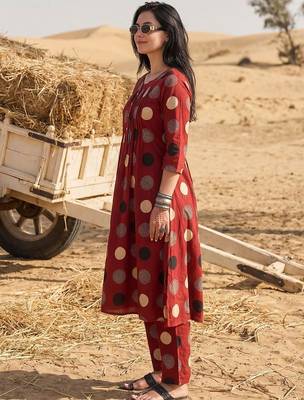 Women Printed Pleated Pure Cotton Kurta with Trousers 4