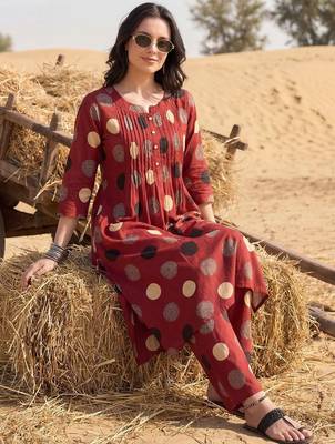 Women Printed Pleated Pure Cotton Kurta with Trousers 5