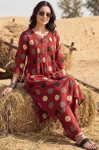 Women Printed Pleated Pure Cotton Kurta with Trousers