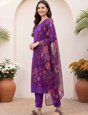 Women Floral Regular Kurta with Trousers & With Dupatta 3