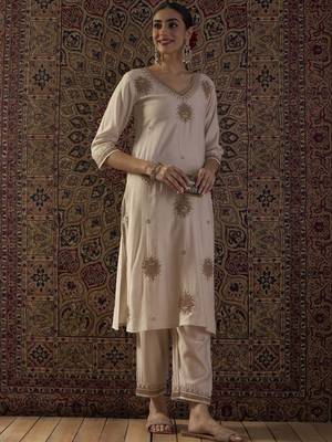Women Ethnic Motifs Embroidered Regular Thread Work Liva Kurta with Trousers 1