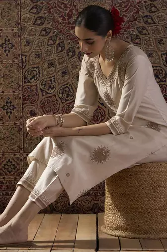 Women Ethnic Motifs Embroidered Regular Thread Work Liva Kurta with Trousers