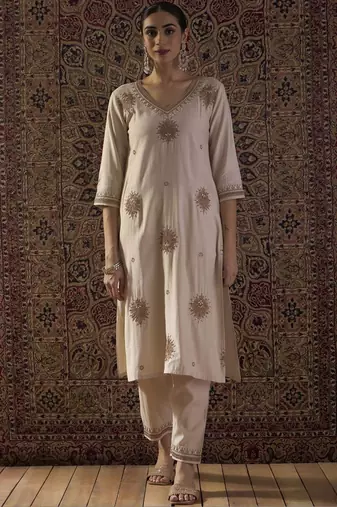 Women Ethnic Motifs Embroidered Regular Thread Work Liva Kurta with Trousers