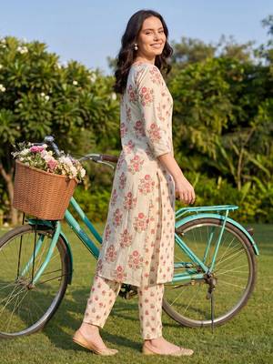 Women Floral Printed Regular Pure Cotton Kurta with Trousers 3
