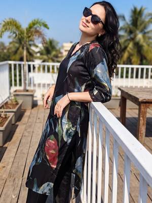 Women Floral Printed Regular Kurta with Trousers 1