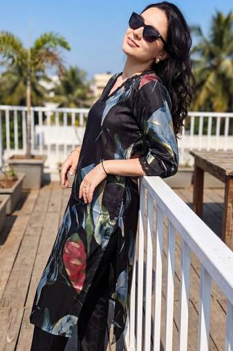 Women Floral Printed Regular Kurta with Trousers