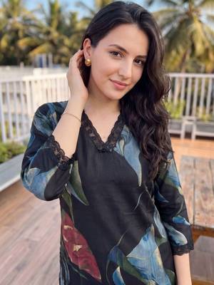 Women Floral Printed Regular Kurta with Trousers 2