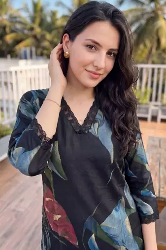 Women Floral Printed Regular Kurta with Trousers