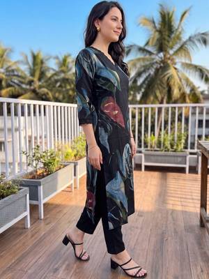 Women Floral Printed Regular Kurta with Trousers 3