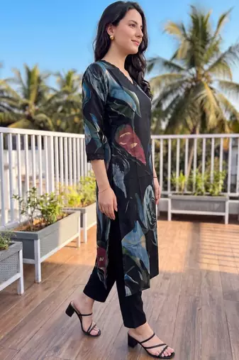 Women Floral Printed Regular Kurta with Trousers