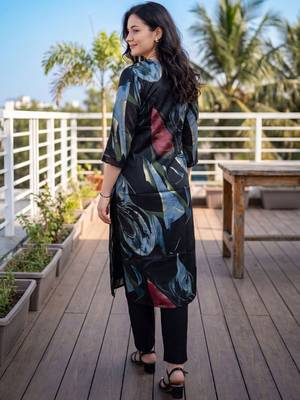 Women Floral Printed Regular Kurta with Trousers 4