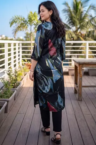 Women Floral Printed Regular Kurta with Trousers