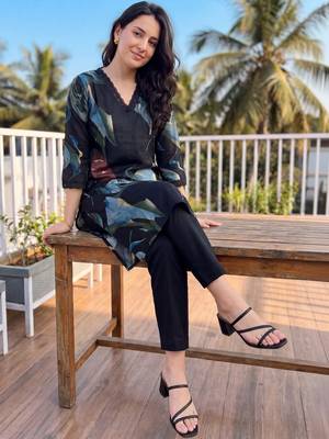 Women Floral Printed Regular Kurta with Trousers 5