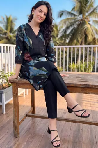 Women Floral Printed Regular Kurta with Trousers