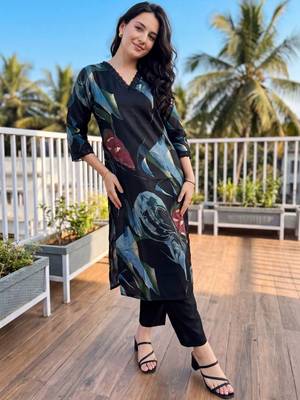 Women Floral Printed Regular Kurta with Trousers 6