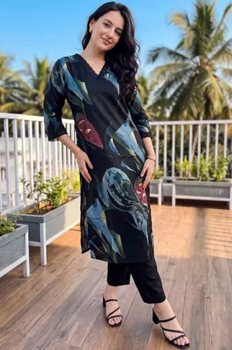 Women Floral Printed Regular Kurta with Trousers